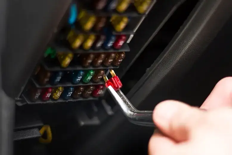 Gdzie są bezpieczniki w naczepie Krone? Oto najważniejsze lokalizacje