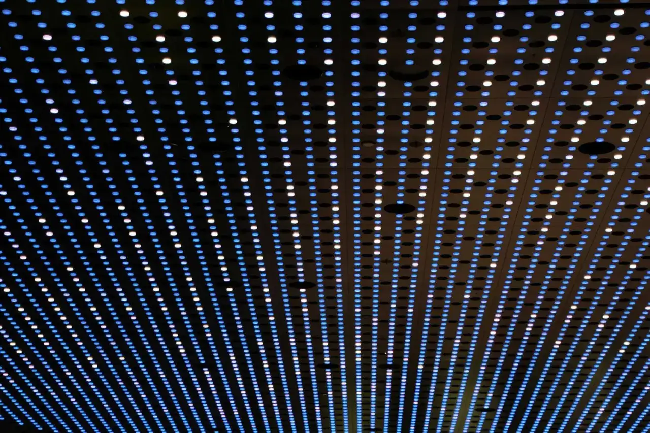 Wzorzysta siatka niebieskich i białych diod LED tworzy hipnotyzujący efekt wizualny.