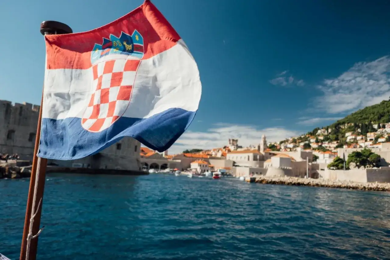 Wakacje w Chorwacji: Przepisy celne i limity. Sprawdź, co zabrać!