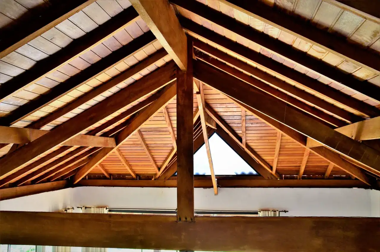 Widok na drewniany strop z widocznymi belkami, idealny do rozważenia, jakie belki na strop drewniany 5m będą najlepsze.