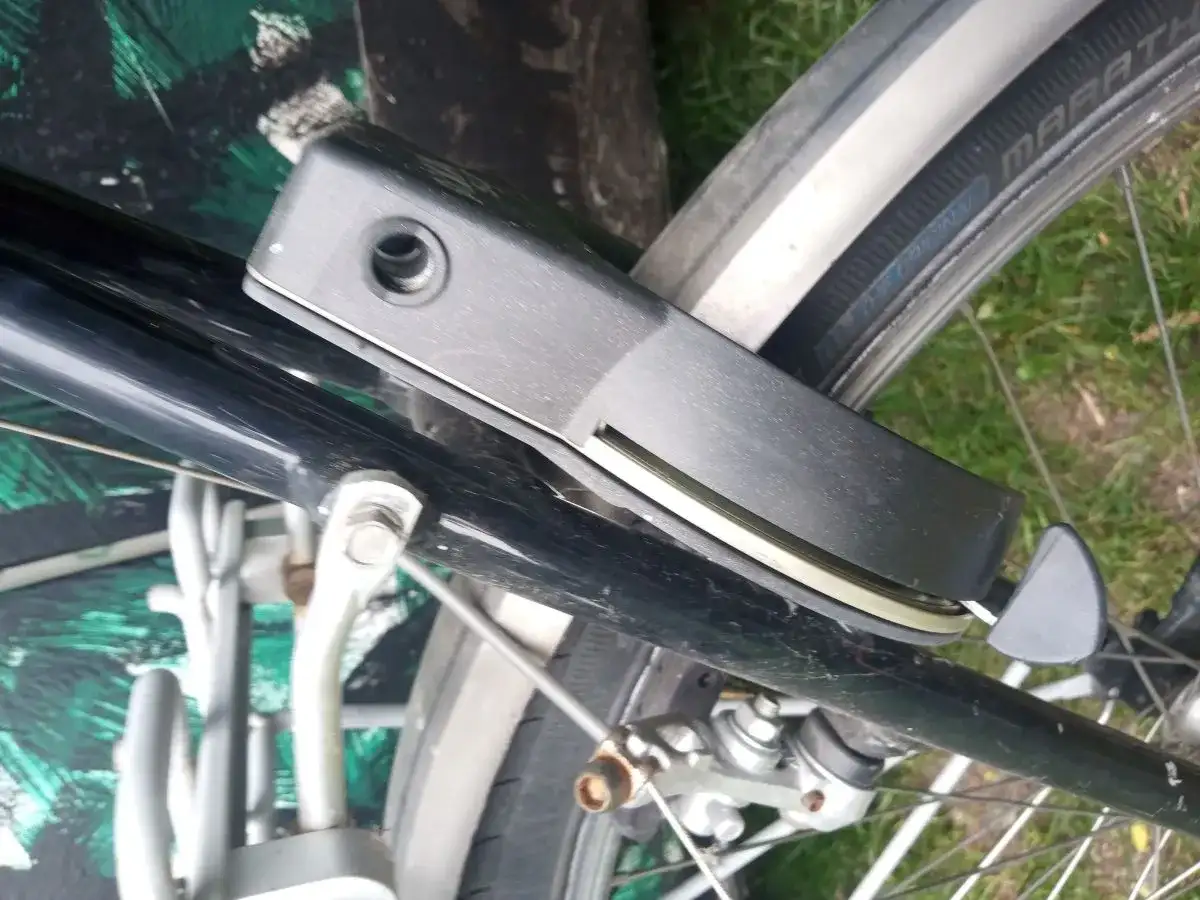 Jak otworzyć blokadę tylnego koła roweru bez klucza i frustracji