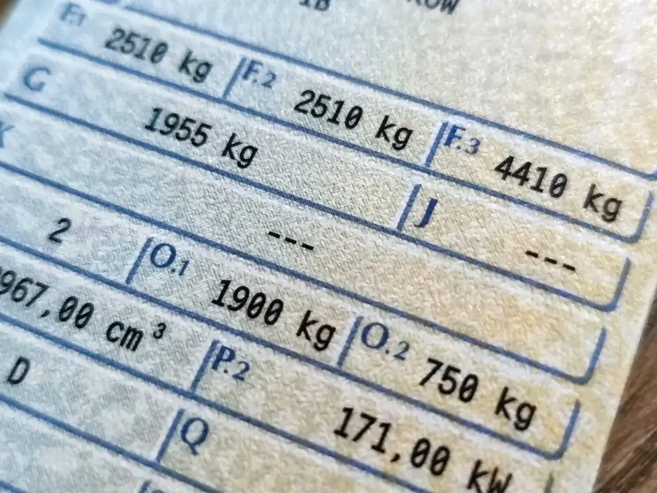Fragment dowodu rejestracyjnego z danymi pojazdu. Widoczna masa całkowita 2510 kg, 1955 kg, 4410 kg i 1900 kg.