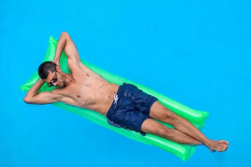 Czy mężczyzna powinien golić nogi? Poznaj fakty i obal mity na ten temat