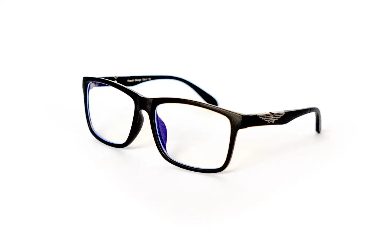 Czarne okulary z filtrem światła niebieskiego na białym tle.