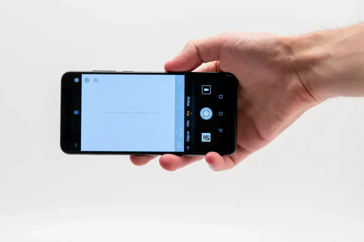 Dłoń trzyma smartfon Huawei P20 Pro z włączonym aparatem w trybie Pro, gotowy do zrobienia idealnego ujęcia.