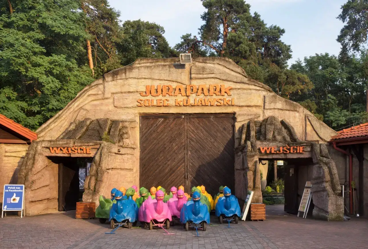 Kolorowe dinozaury czekają na dzieci przed wejściem do Juraparku Solec Kujawski. To świetne atrakcje dla dzieci w Kujawsko-Pomorskiem!