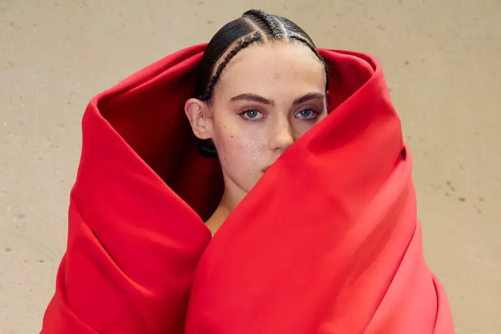 Czerwona aura co oznacza? Poznaj jej znaczenie i ukryte cechy