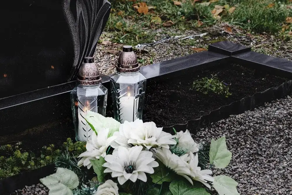 Jak pięknie udekorować pomnik na cmentarzu – praktyczne porady i inspiracje