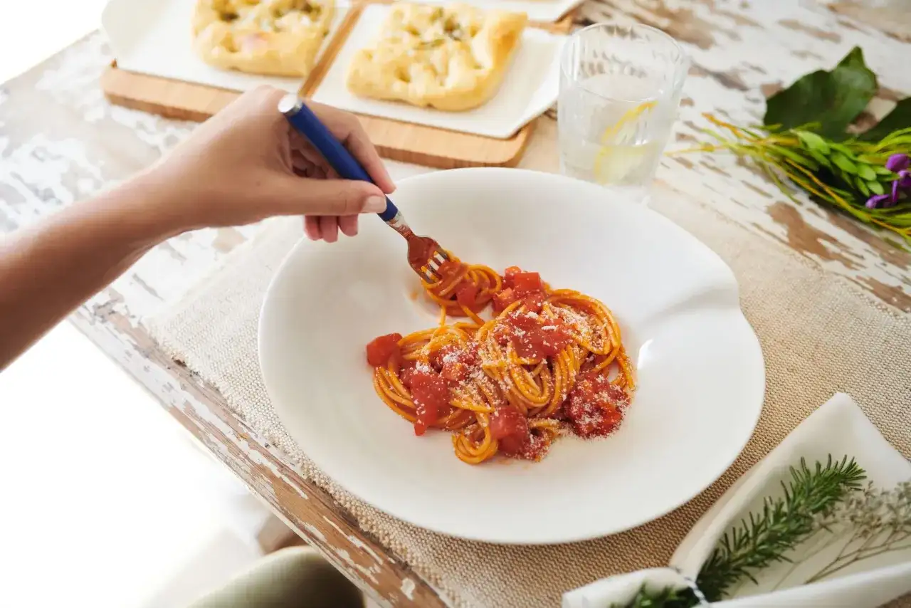 Najlepsze talerze do pasty spaghetti - elegancja i funkcjonalność w kuchni