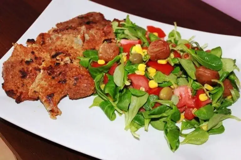 Najlepsze sałatki do karkówki, które zaskoczą Twoich gości