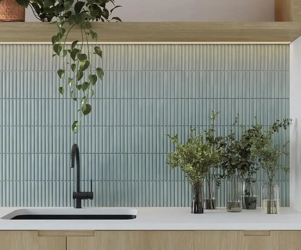 Nowoczesne alternatywy dla płytek w kuchni: inspiracje i porady