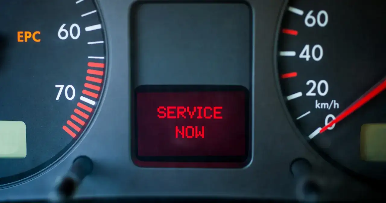 Kontrolka EPC świeci się, a na wyświetlaczu widnieje komunikat "SERVICE NOW". Oznacza to, że silnik wymaga pilnej diagnostyki.
