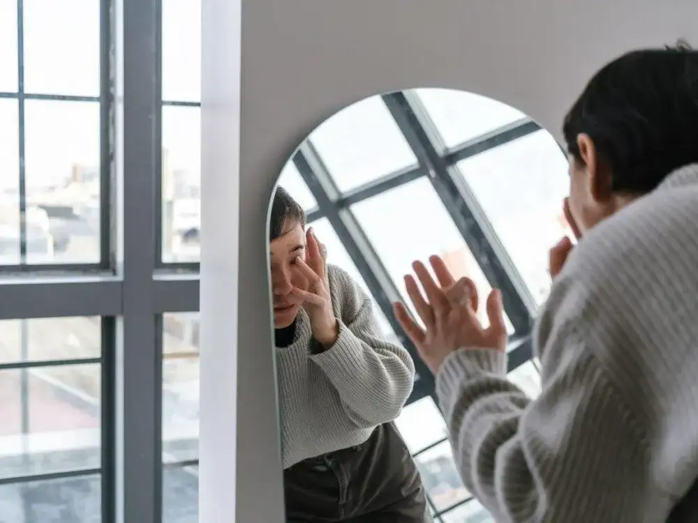 Jak rozpoznać lustro weneckie? Szybkie testy dla Twojej prywatności