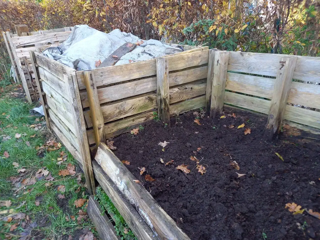 Drewniany kompostownik, do czego służy? Do tworzenia żyznej ziemi z odpadów organicznych, która wzbogaci ogród.