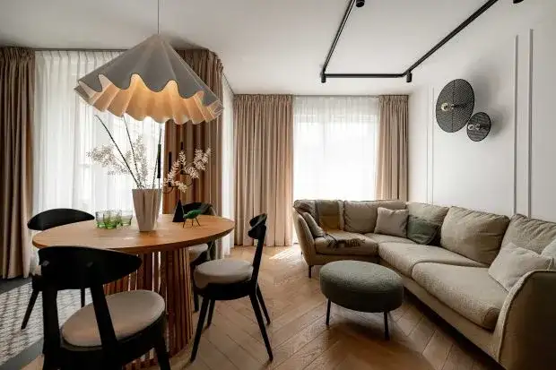 Miodowe zasłony w salonie: Jak ocieplić wnętrze? 5 pomysłów