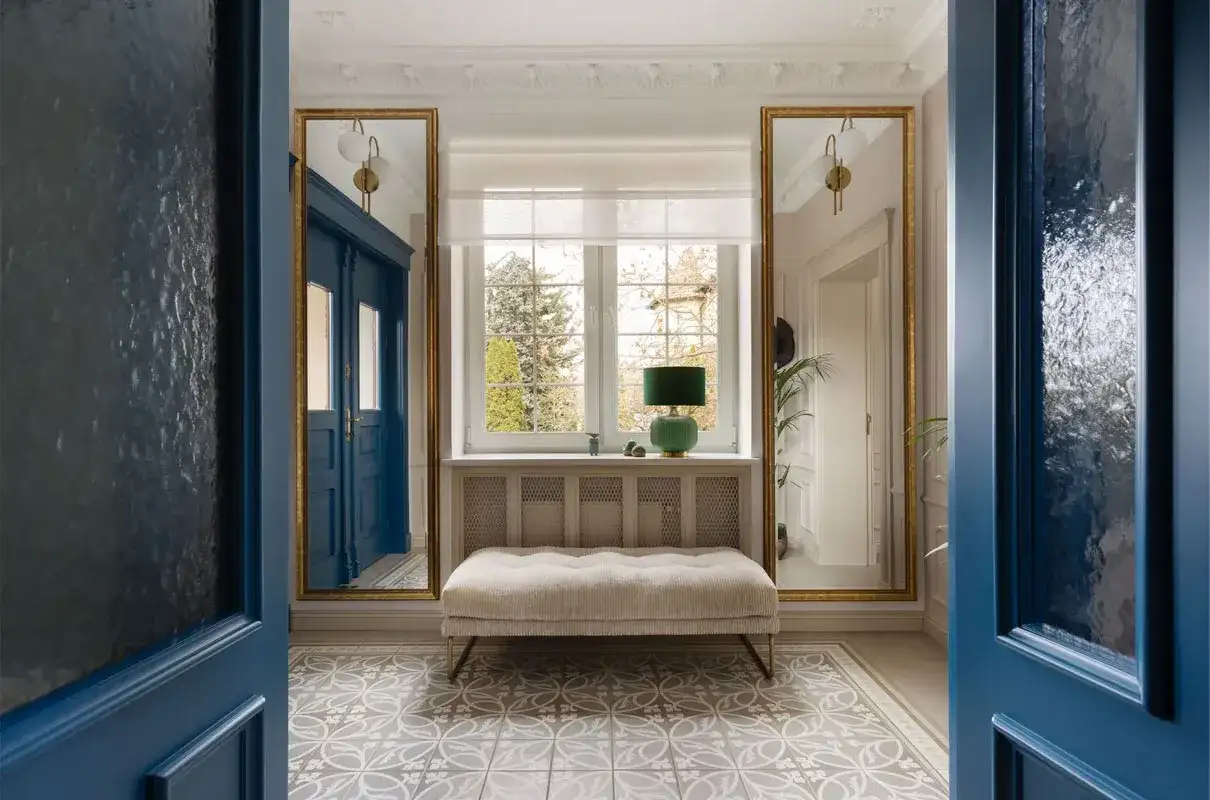 Co położyć na ścianę w przedpokoju, by uniknąć brzydkiego efektu?