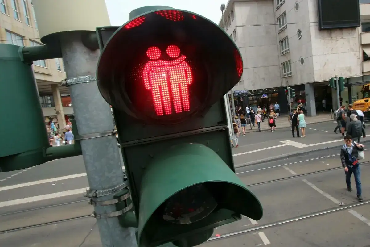 Rechte T-Shirts: Versteckte Codes & rechtliche Grenzen entschlüsseln