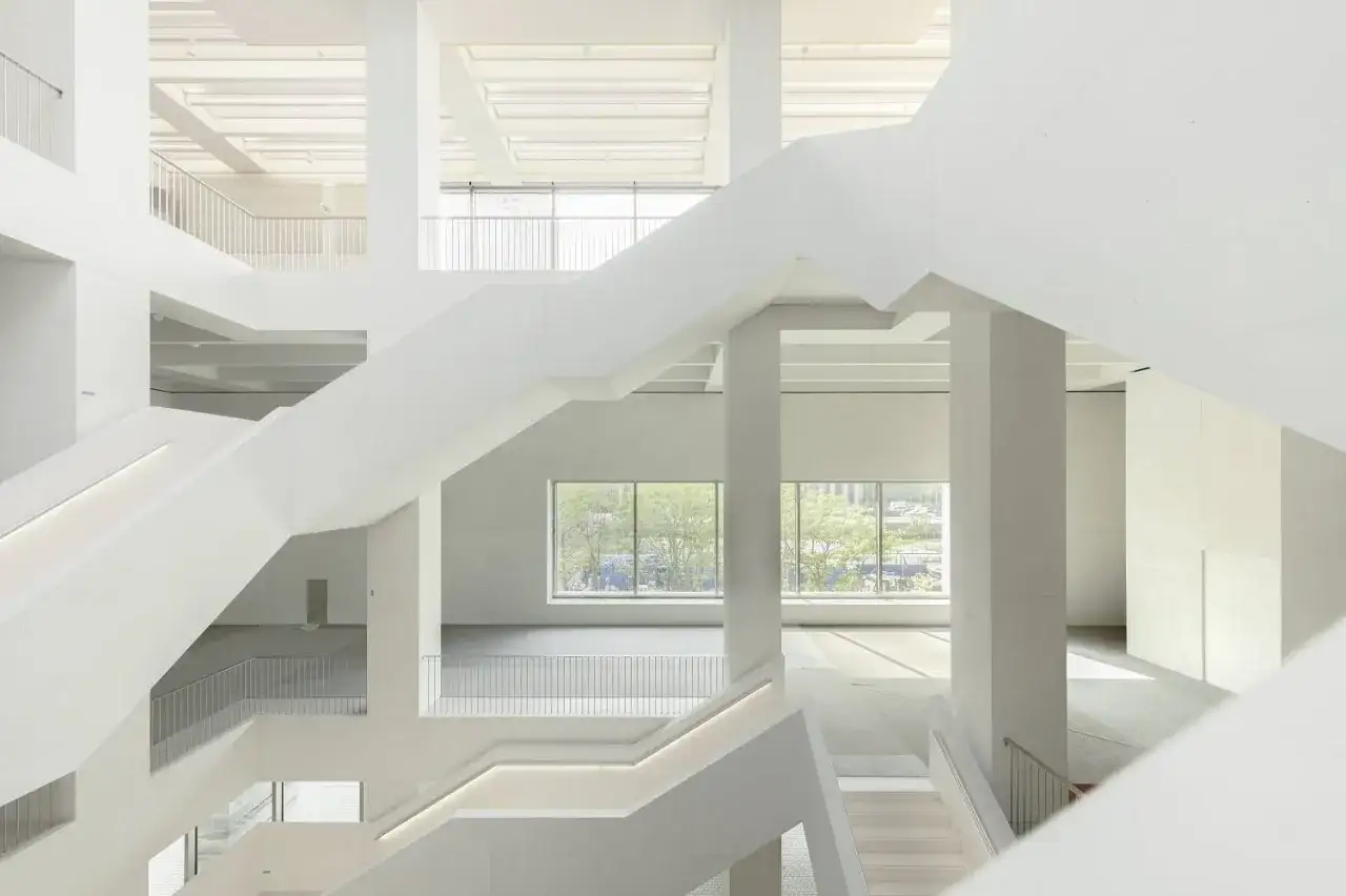 MSN Warszawa: Zapomnij o Pańskiej 3! Nowa siedziba i historia