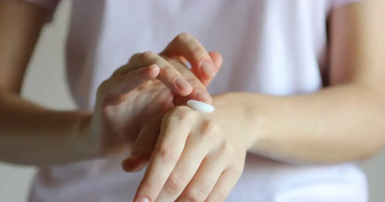 Jak dbać o skórki przy paznokciach, aby uniknąć pęknięć i infekcji