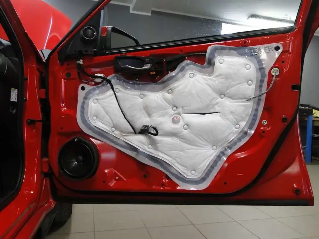 Wygłuszenie drzwi samochodowych – Jakie materiały i techniki są najskuteczniejsze?