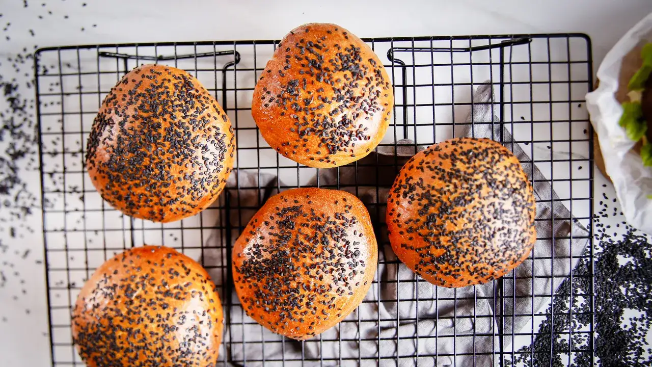 Ile piec bułki do hamburgerów, aby były idealnie chrupiące?