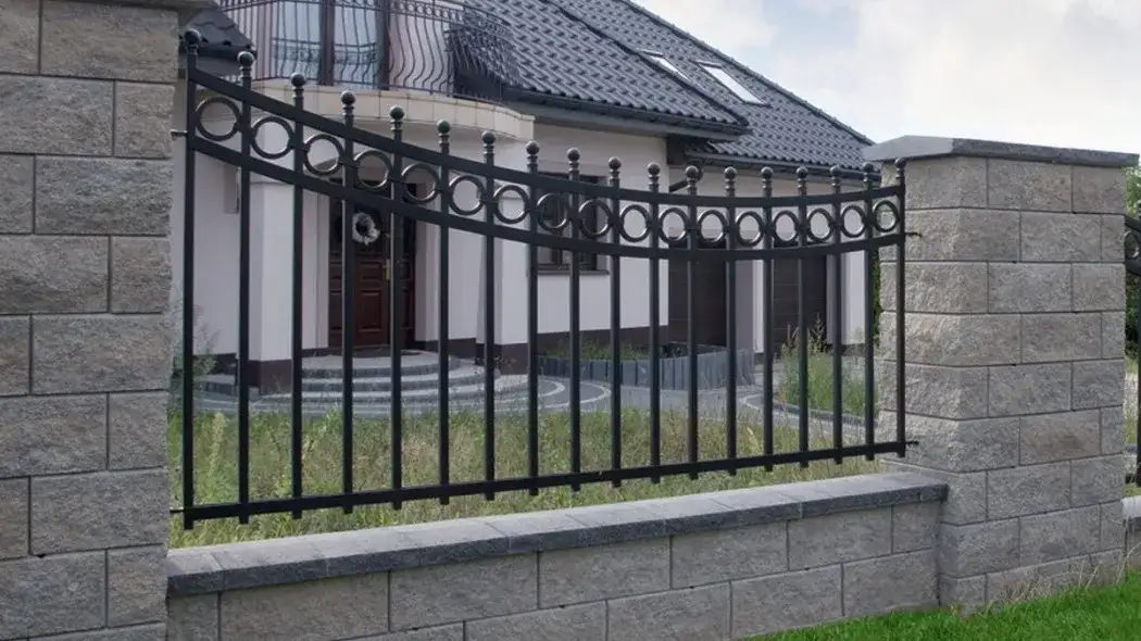 Co na ogrodzenie: porównanie materiałów, które zaoszczędzą Twój czas i pieniądze