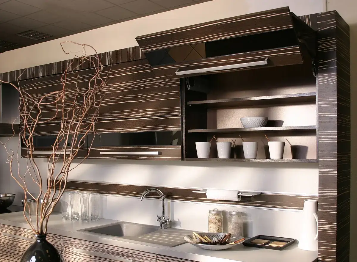 Nowoczesna kuchnia z otwartymi drzwiczkami szafki, pokazująca, jak zrobić drzwiczki do szafki. Wnętrze z półkami i naczyniami.