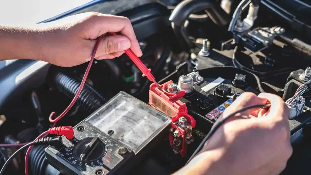 Jak sprawdzić co pobiera prąd w samochodzie i uniknąć problemów z akumulatorem