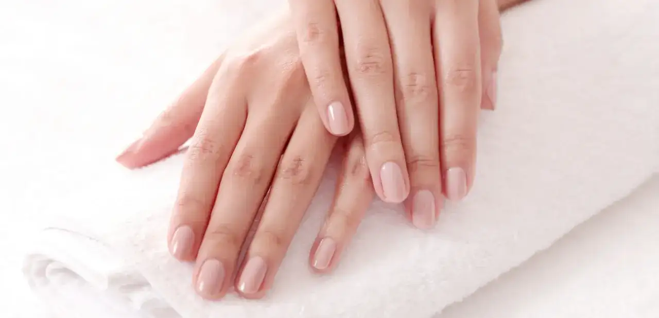 Jak bezpiecznie usunąć manicure japoński bez uszkodzenia paznokci