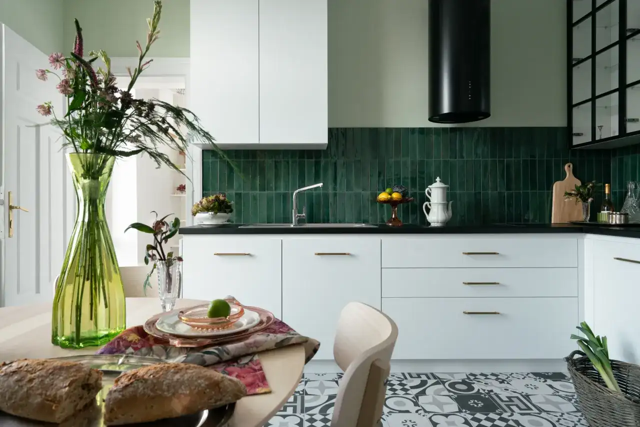 Płytki czy szafki w kuchni? Uniknij kosztownych błędów!