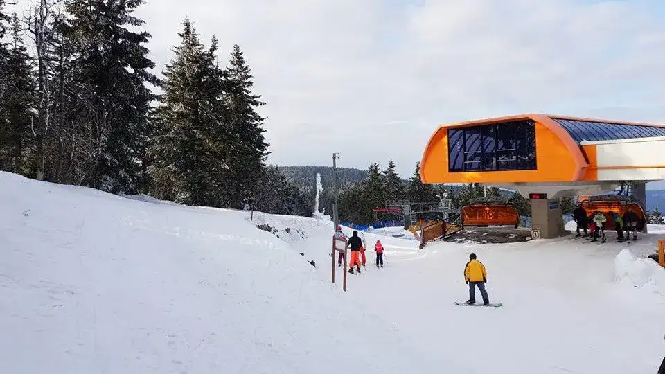 Wyciągi narciarskie w Dusznikach Zdroju – co musisz wiedzieć przed wyjazdem
