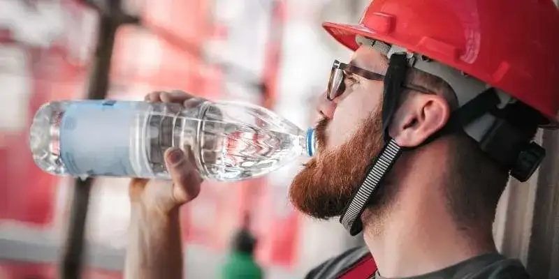 Woda dla Pracowników Przepisy: Wszystko co Musisz Wiedzieć o Wodzie i Napojach w Pracy