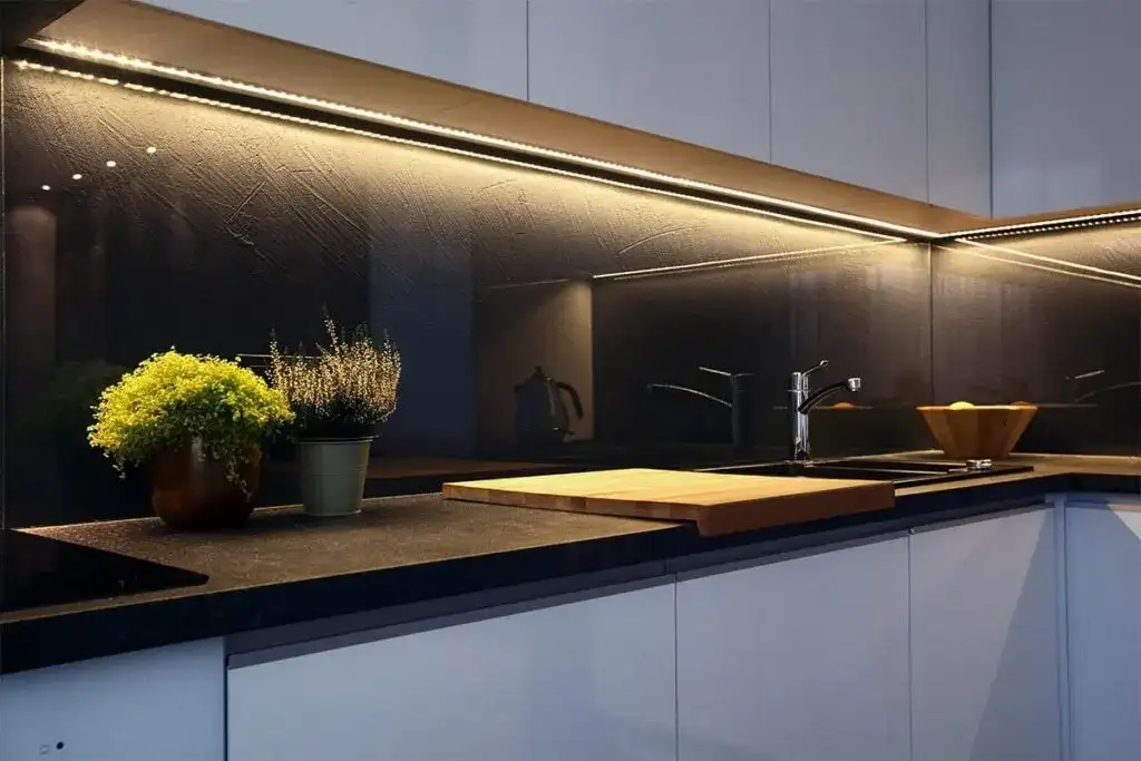 Ściana w kuchni: co zamiast płytek? 7 pomysłów na czystość!