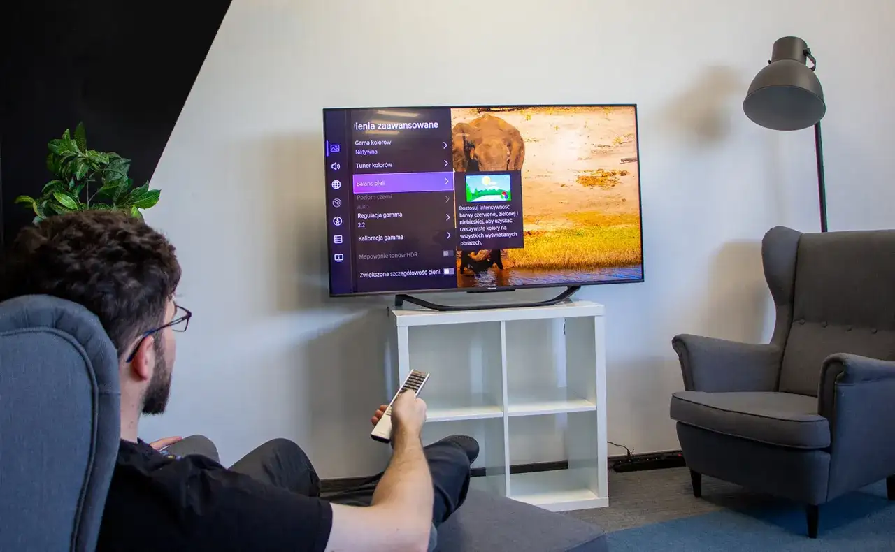 TV LED 65 cali: Ile prądu zużywa? Koszty, oszczędności, fotowoltaika.