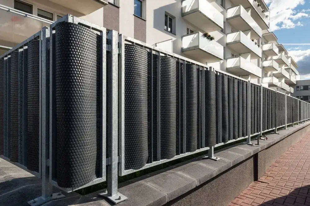 Czym zasłonić balustradę na balkonie, aby poprawić prywatność?