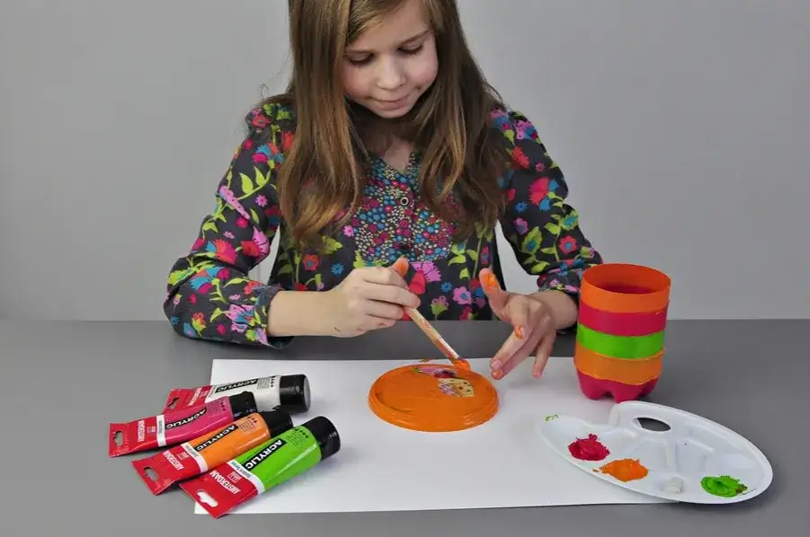 Jak zrobić doniczkę z butelki plastikowej: proste kroki i pomysły na dekoracje