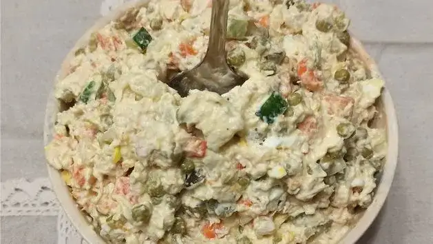 Ile waży łyżka sałatki jarzynowej? Zaskakujące różnice w wadze