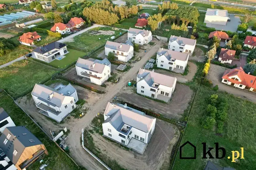 Budynek gospodarczy od granicy: 3, 4 m, czy bliżej? Ekspert wyjaśnia