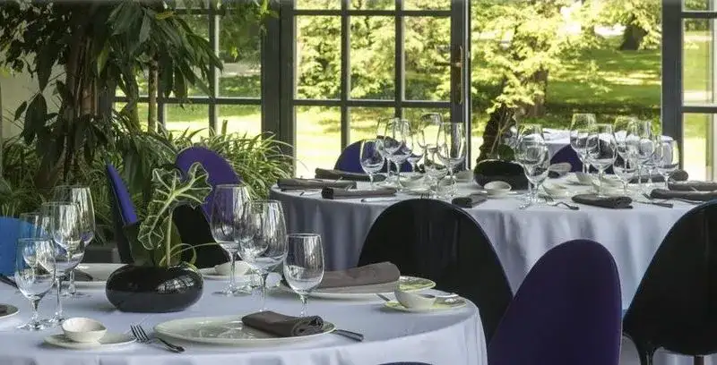 Gdzie zjeść w Łazienkach Królewskich? Najlepsze restauracje i porady