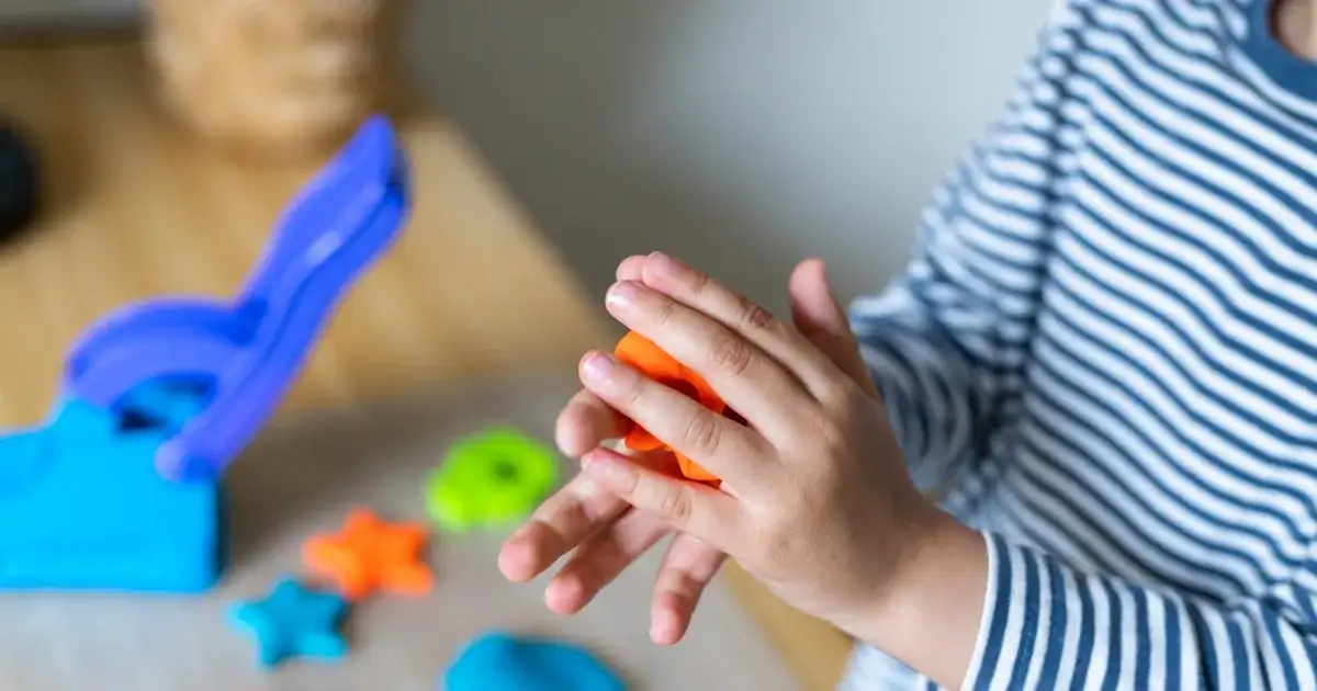 Terapia ręki przez zabawę: Ćwiczenia i scenariusze dla dzieci