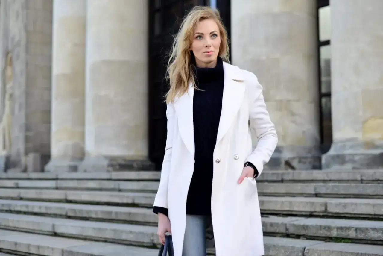 Biały płaszcz: Stylizacje, które odmienią Twój look! Porady ekspertki