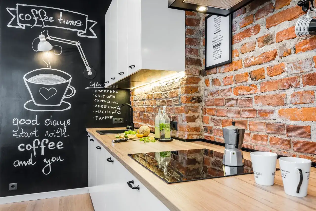 Ściana w kuchni bez płytek: 9 pomysłów, które pokochasz!