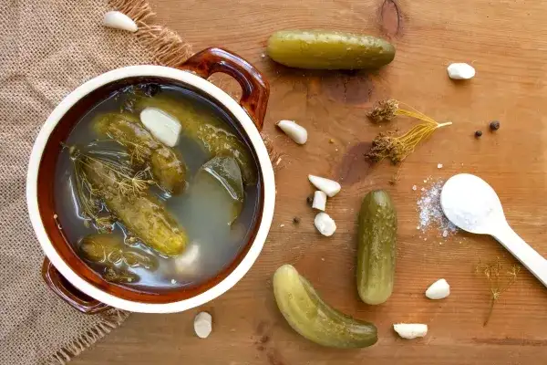 Ile soli na litr wody przy kiszeniu ogórków, aby uniknąć niepowodzeń?