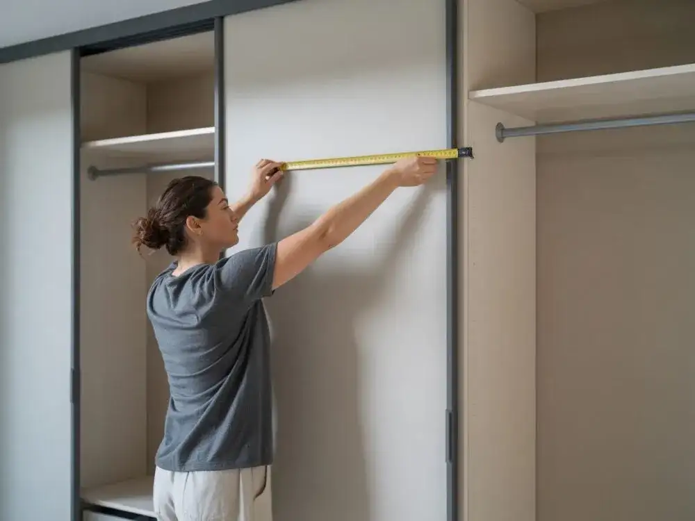 Jak obliczyć szerokość drzwi przesuwnych? Wzory i unikaj błędów!