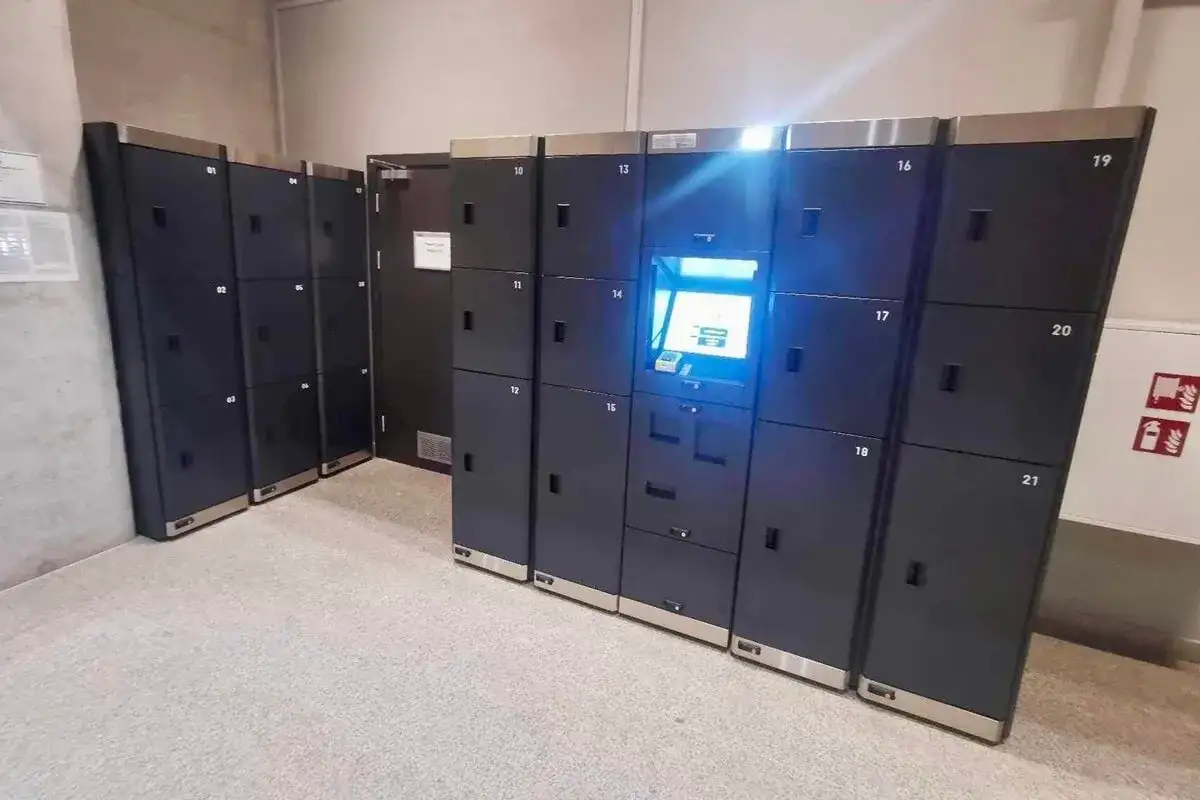 Rzędy zamykanych szafek na dworcu. Zastanawiasz się, ile kosztuje przechowalnia bagażu na dworcu? Tutaj znajdziesz odpowiedź.