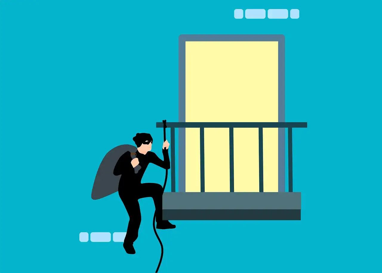 Złodziej w masce wspina się po linie na balkon z workiem łupów.