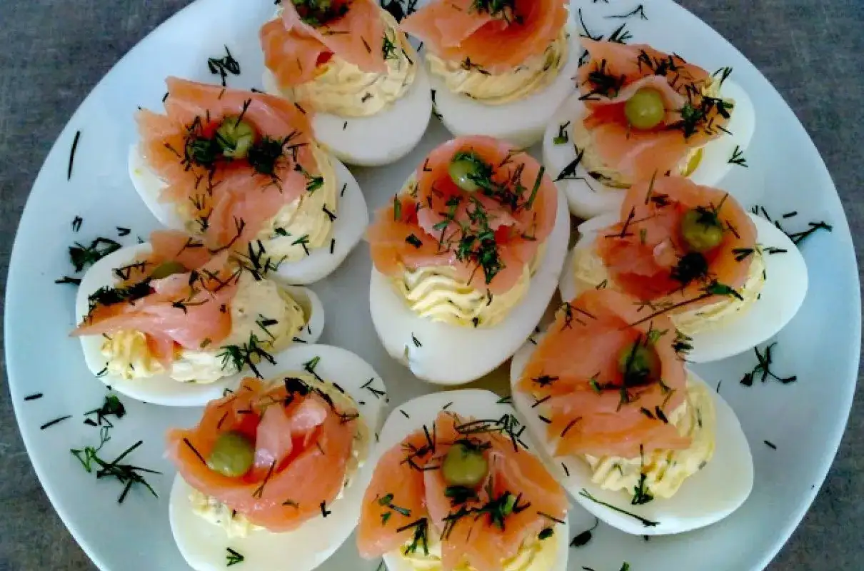 5 eleganckich śniadań z jajkami i łososiem wędzonym! Proste!