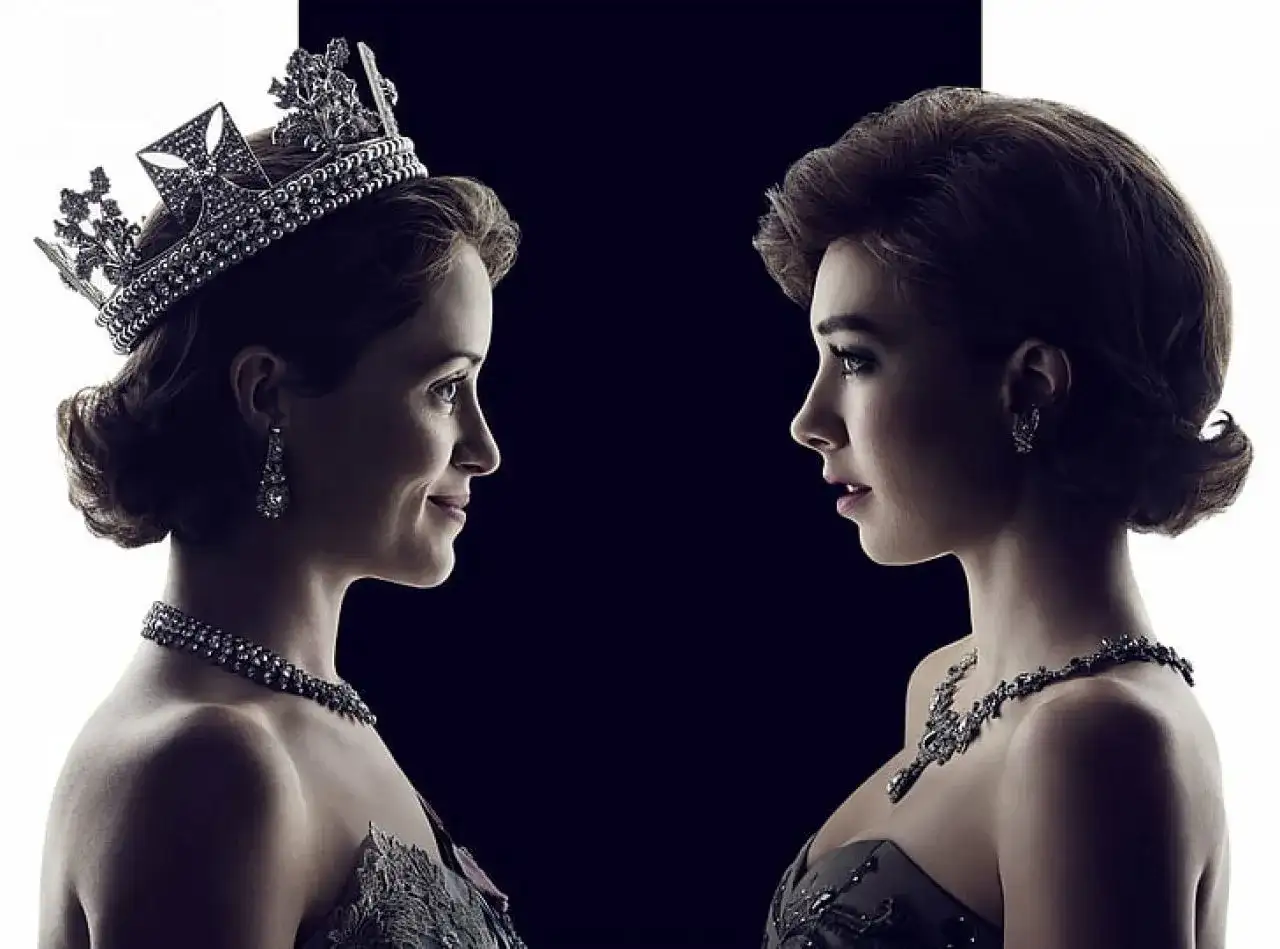 Dwie królowe, bohaterki serialu "The Crown", patrzą na siebie. Jedna w koronie, druga w eleganckiej sukni.