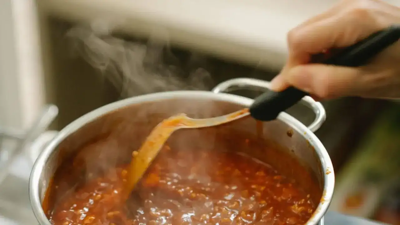 Jakie wino do bigosu? Wybór, ilość i sekretny moment dodania