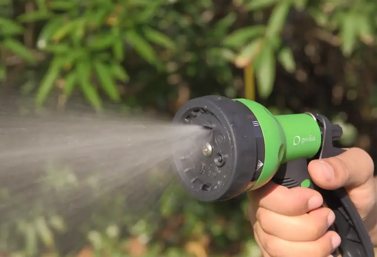 Ile wody leci z węża ogrodowego i jak to wpływa na podlewanie?